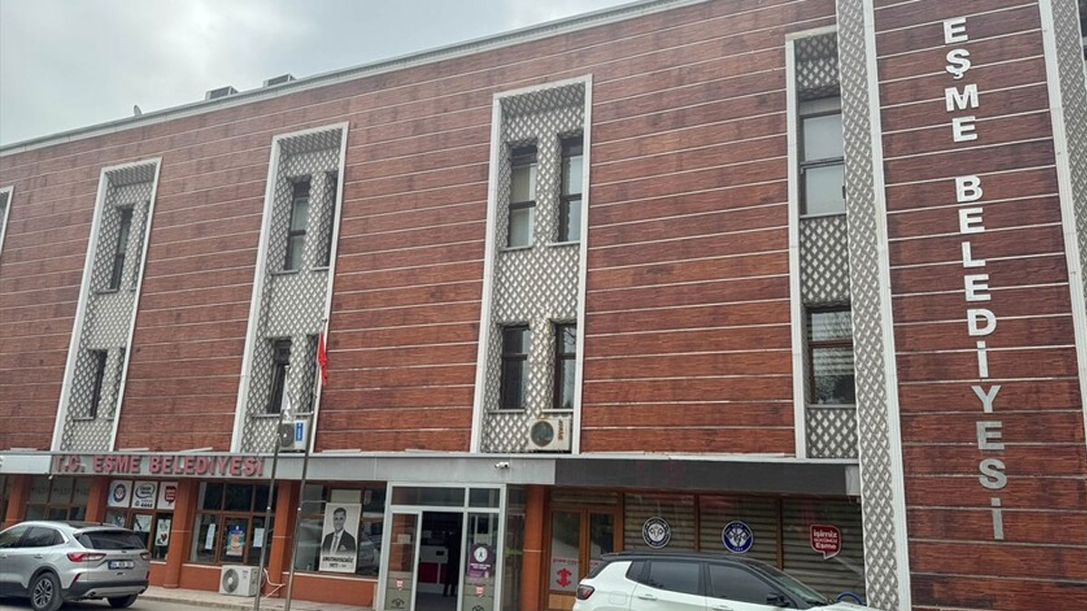 Eşme'de haraç çarkına darbe: CHP'li  Belediye Başkanı ve eşi adliyeye sevk edildi