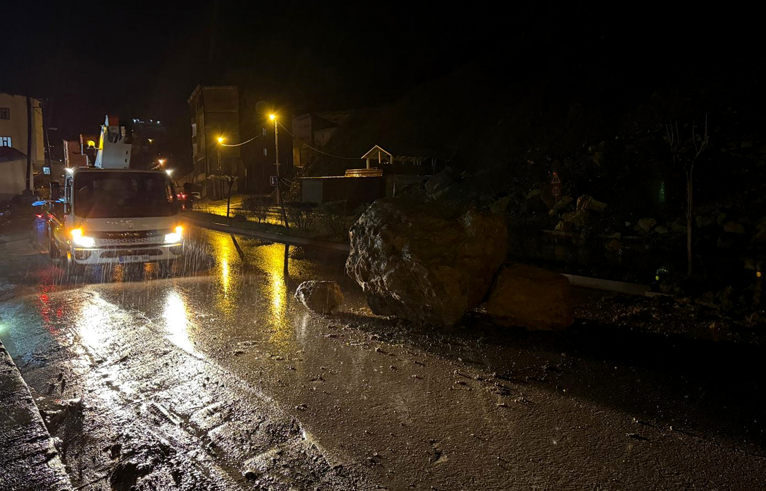 Hakkari'de faciadan dönüldü... Yamaçtan kopan kaya yola düştü