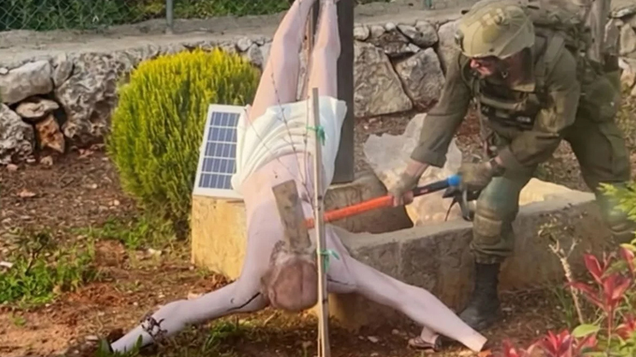 Hristiyanlar ayağa kalktı: Soykırımcı İsrail askeri İsa heykelini parçaladı