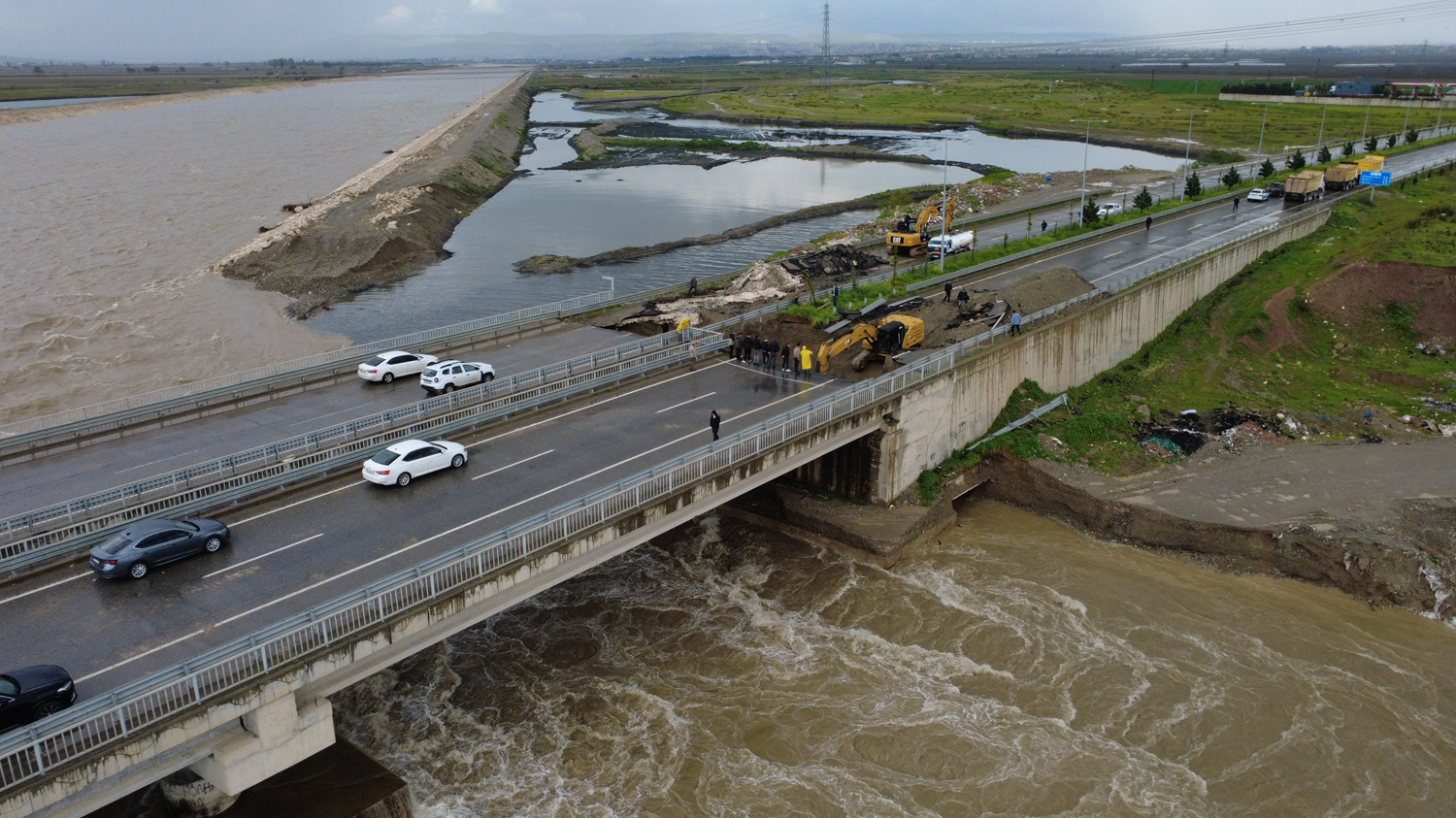 Kuvvetli sağanak hayatı felç etti: Çöken yol ulaşıma kapatıldı