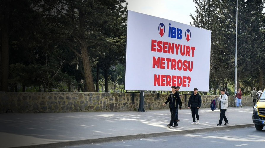 Metro hayali raylarda kaldı! İBB'ye pankartlı tepki