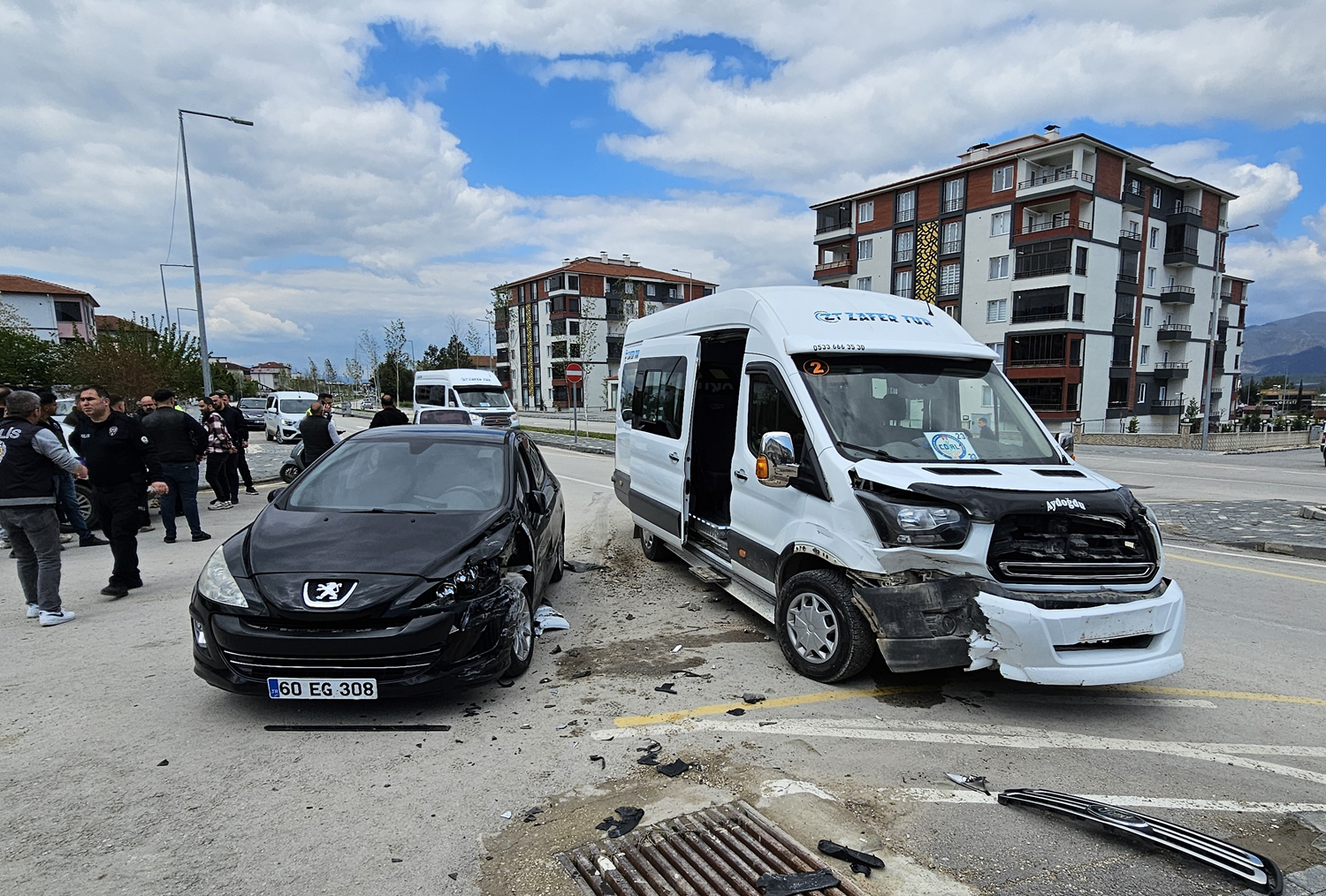 Okul servisi ile otomobil çarpıştı: Çok sayıda öğrenci yaralandı