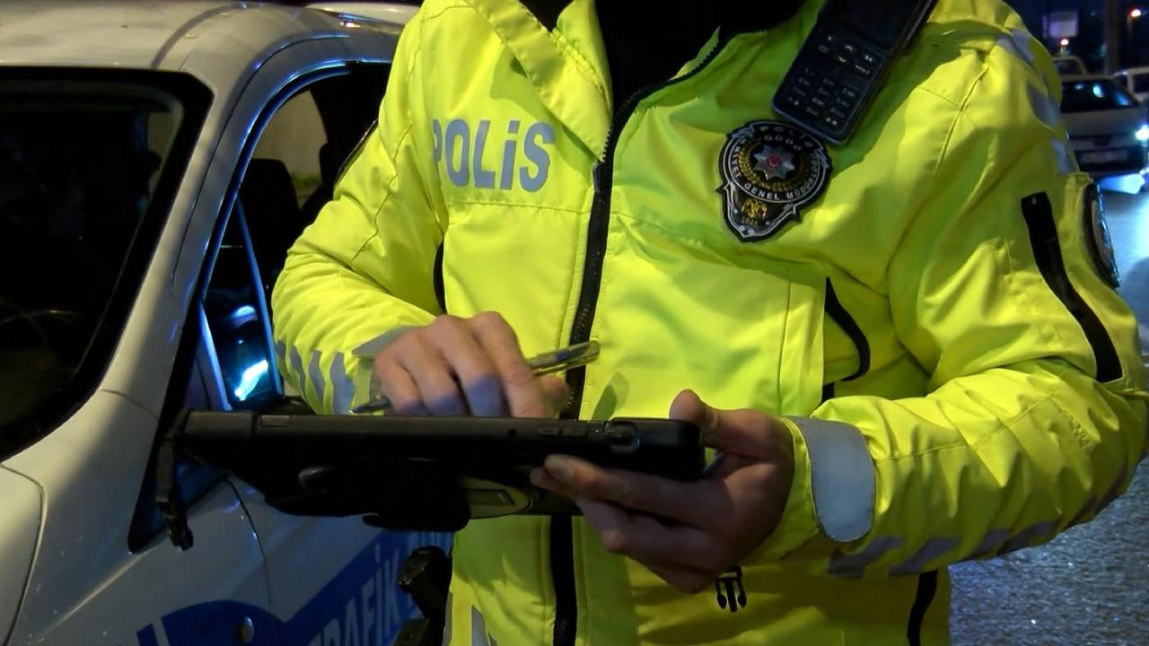 Yolcu otobüsünün önünü kesti! Trafik magandasına polisten ceza ayarı