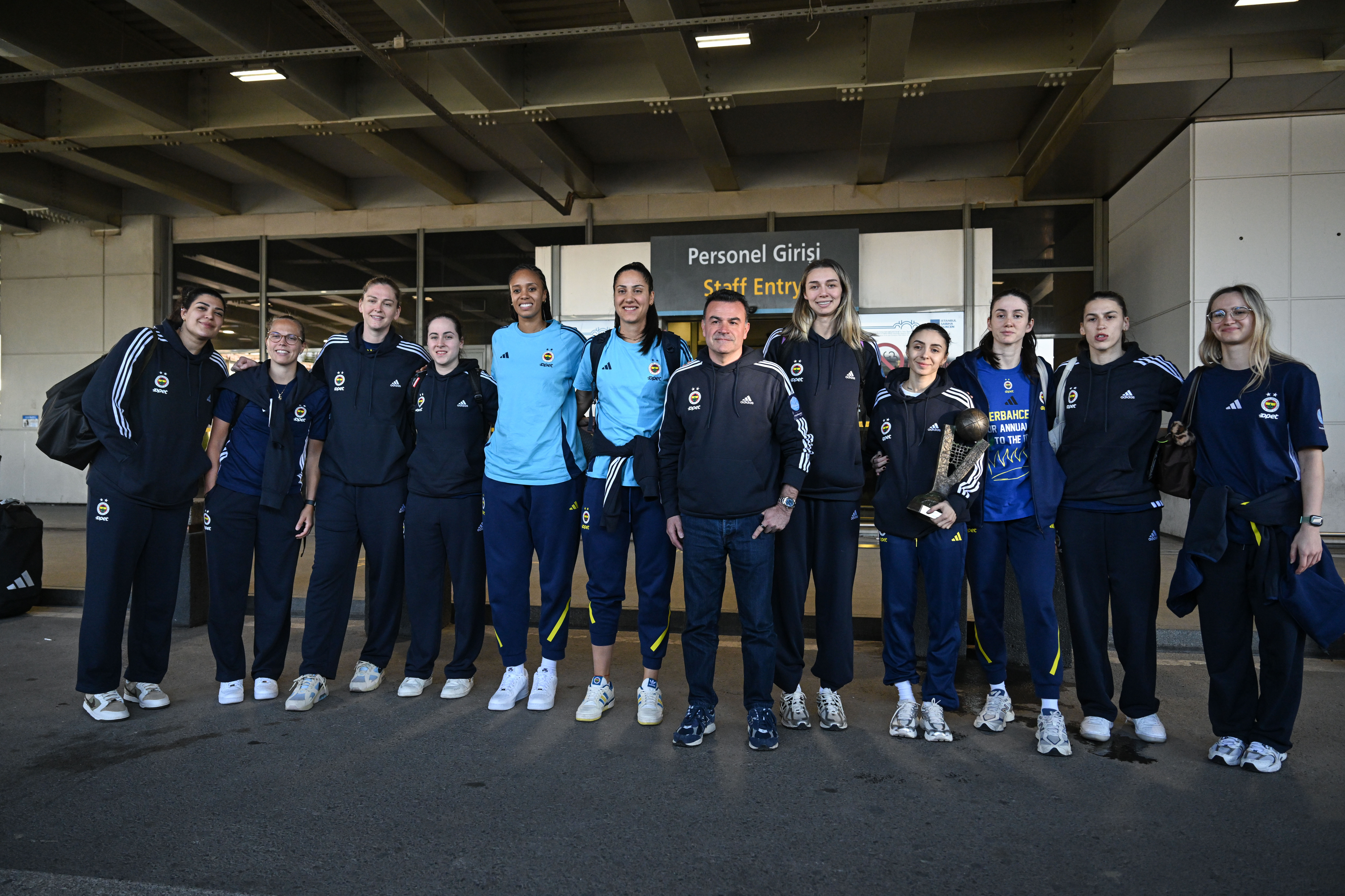 Avrupa şampiyonu Fenerbahçe Opet oyuncuları, kupayla taraftarın karşısında