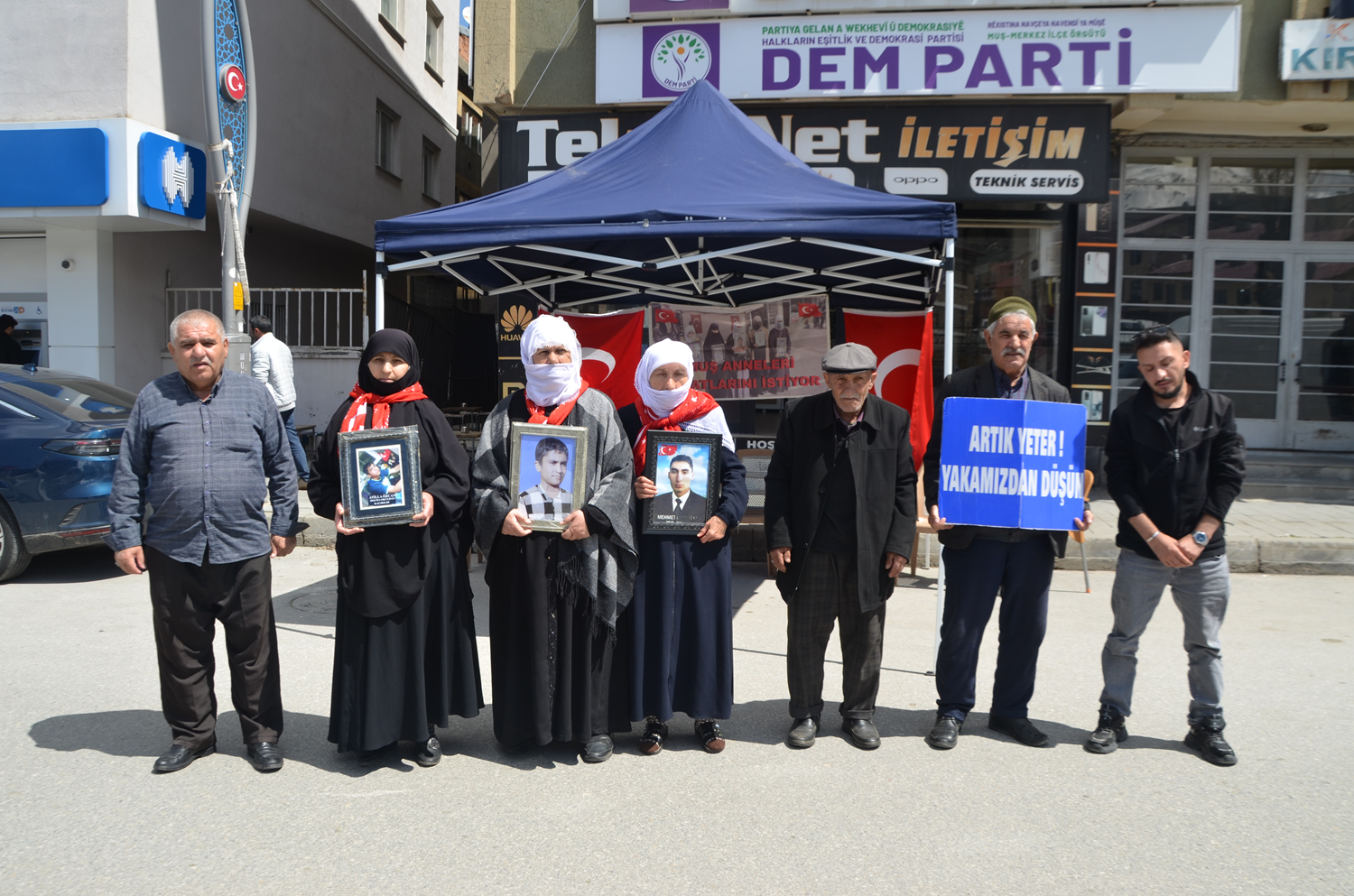 DEM Parti önünde evlat nöbeti: Sizi korkutuyorlar, gelin teslim olun