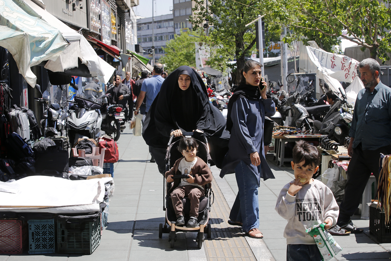 İran'da günlük yaşam büyük ölçüde normal seyrinde