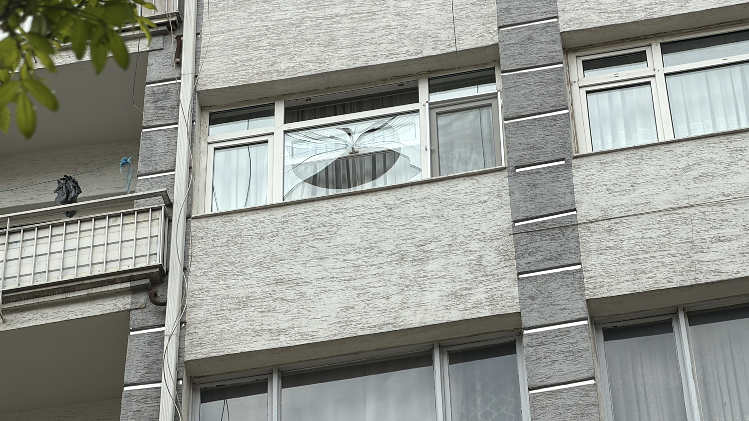 Kaldırımda yürürken faciaya karıştı: 5. kattan düşen cam parçası yaraladı