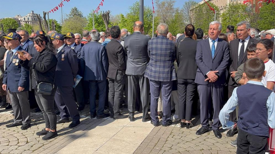 23 Nisan töreninde akıl almaz protesto! CHP heyeti çocuklara sırtını döndü