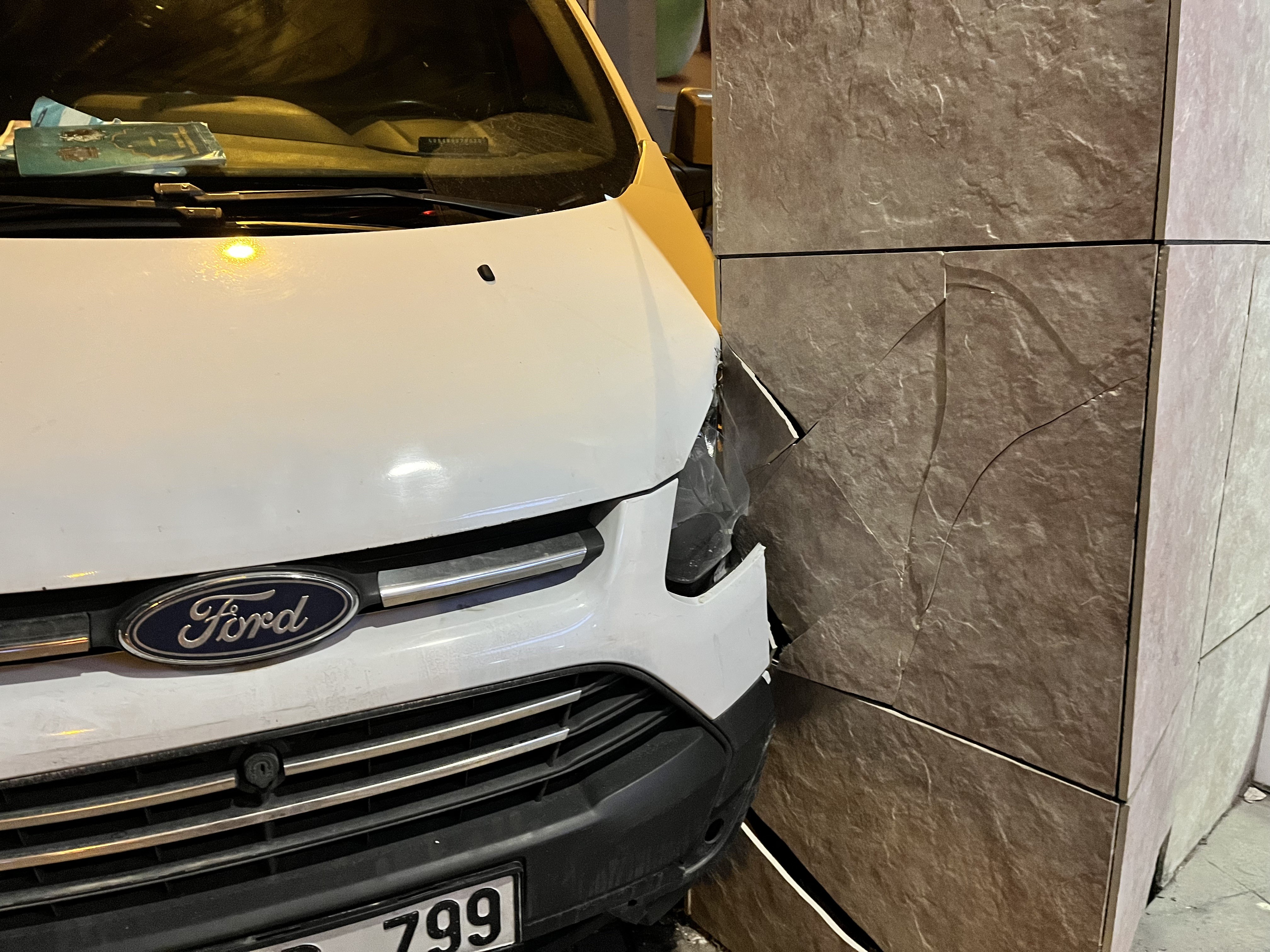 El freni faciaya yol açıyordu: Duvara çarparak zor durdu