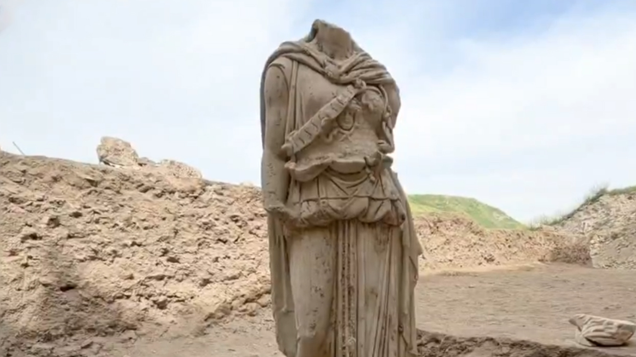 Laodikeia'da tarihi keşif: 2 metrelik heykel gün yüzüne çıkarıldı