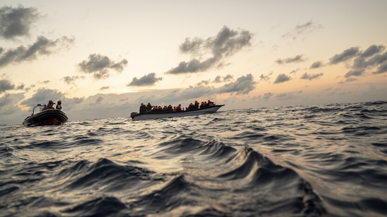 Libya açıklarında faciaya ramak kala: Yüzlerce göçmen kurtarıldı