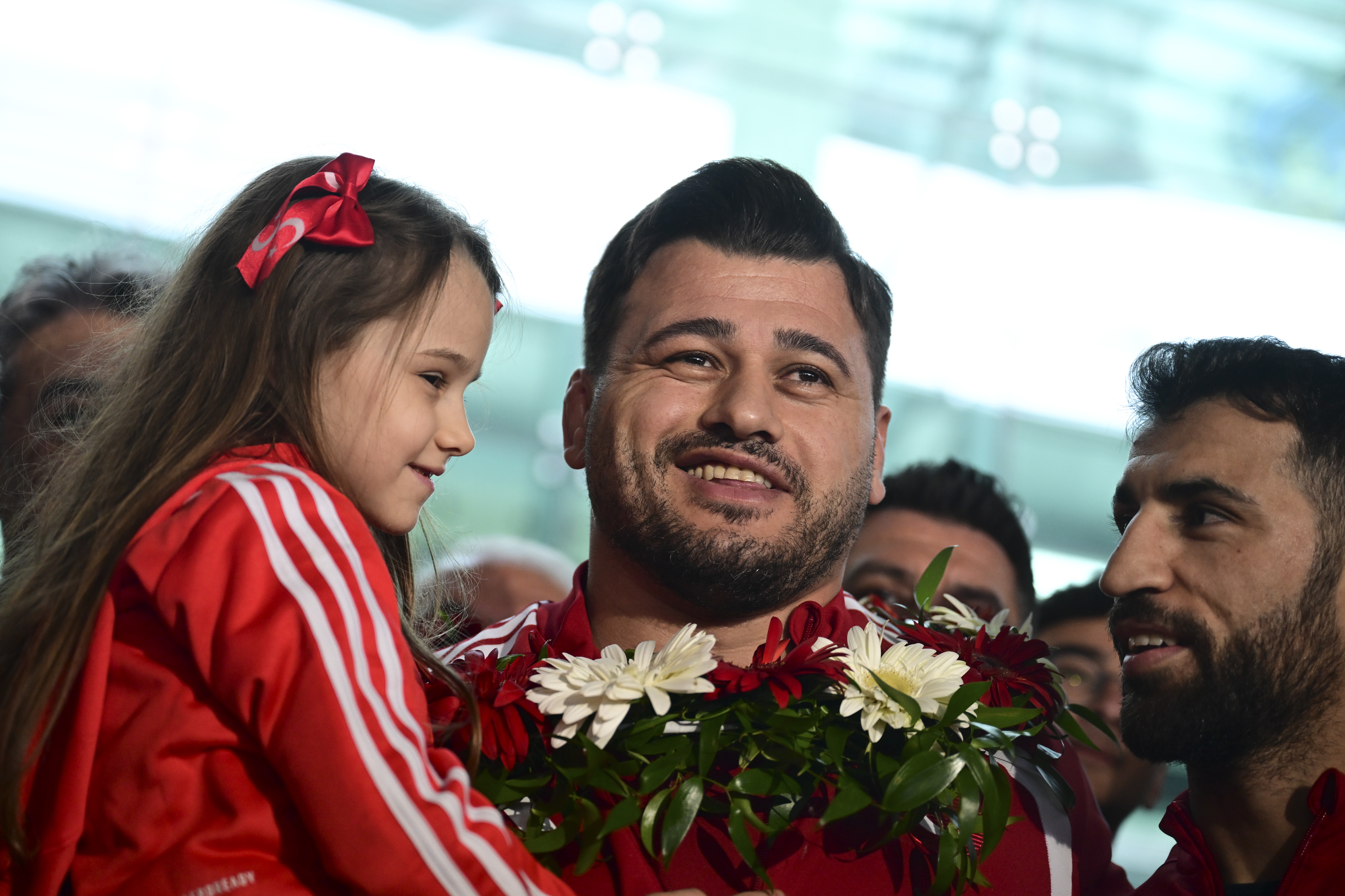 Rekortmen milli güreşçi Rıza Kayaalp, başkentte coşkuyla karşılandı