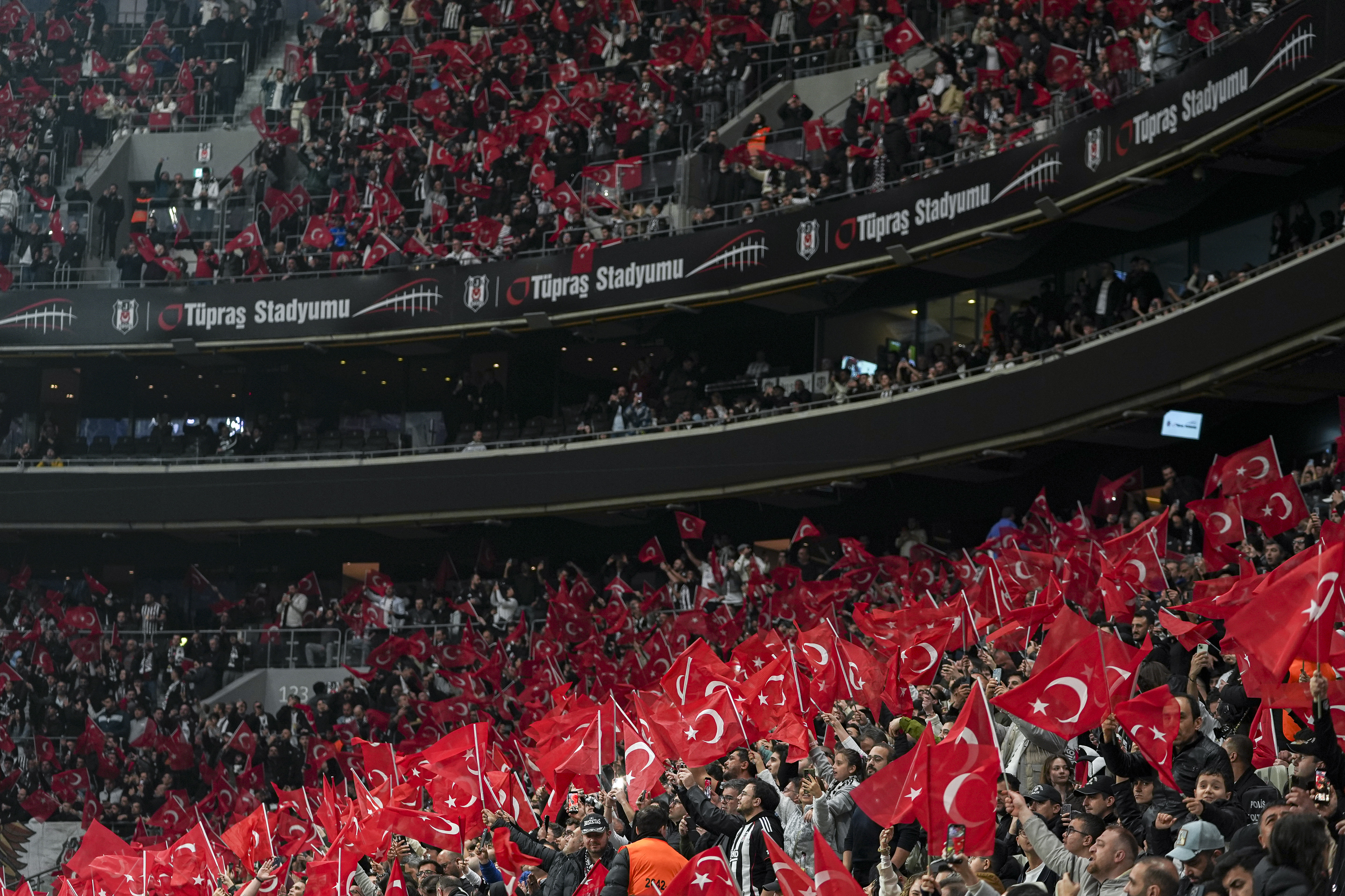 Tüpraş Stadı'nda 23 Nisan coşkusu! Bayraklarla görsel şölen