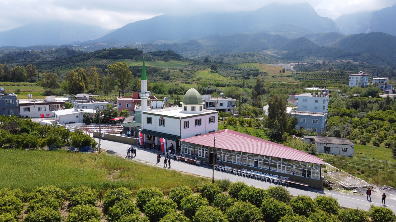 Hatay'da depremin yaraları sarılıyor: Maraşlar Camisi ibadete açıldı