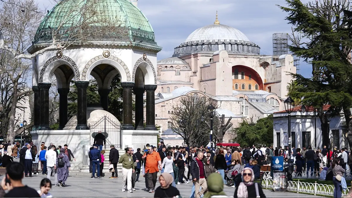 Papa 14. Leo ziyareti sonrası turist patlaması! Sultanahmet restorasyon bitti, ilgi katlandı