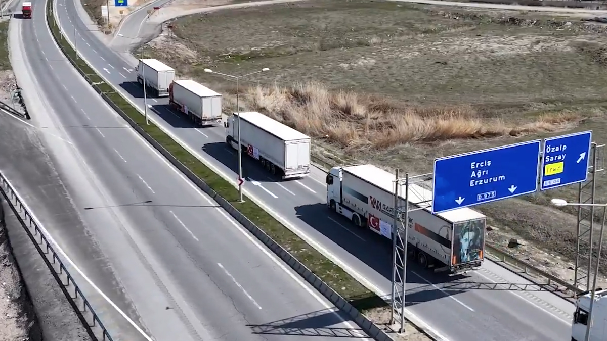 Türkiye'den İran'a yardım eli! Çok sayıda tıbbi malzeme gönderildi