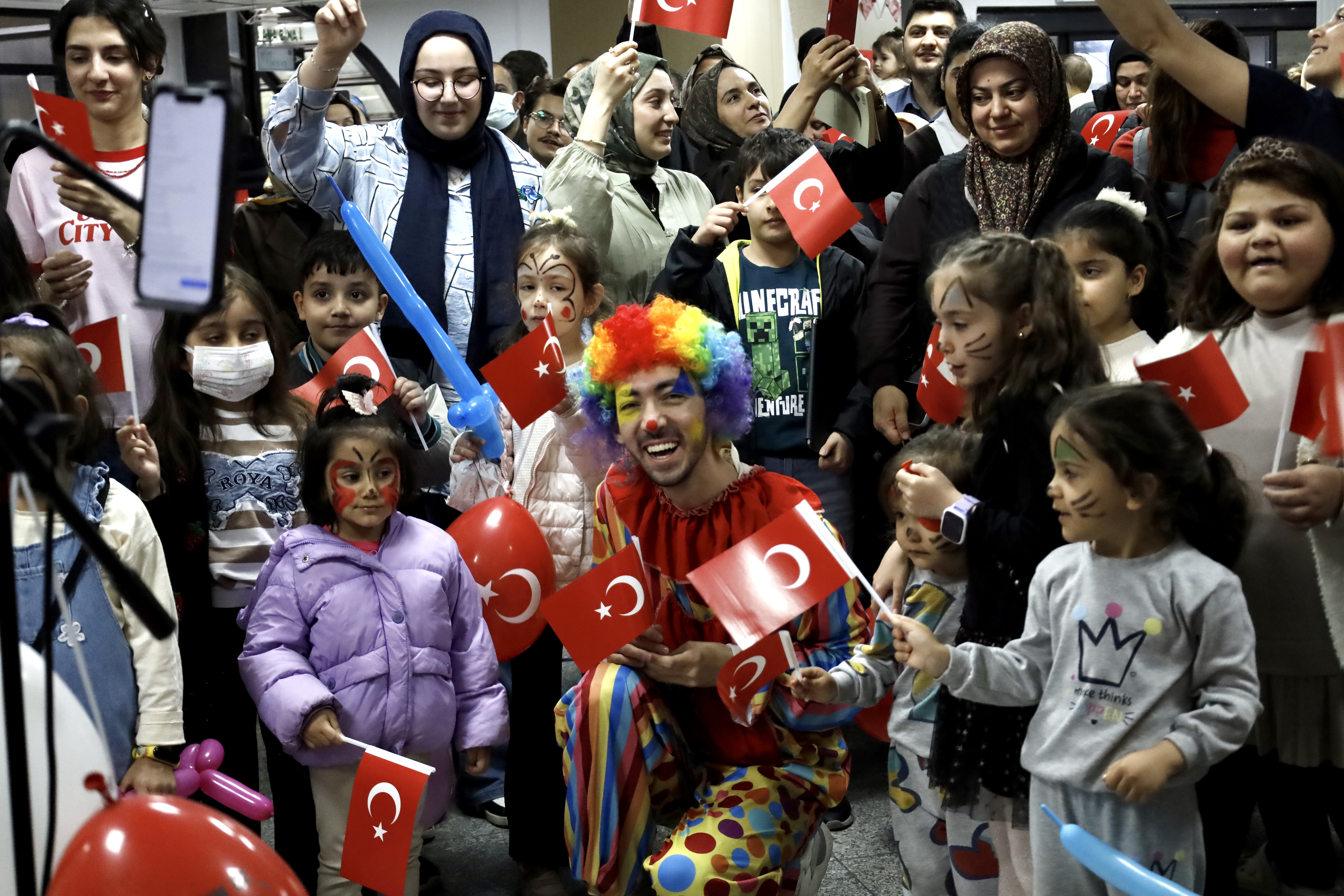 Yeryüzü Doktorları, gelenekselleşen 23 Nisan şenliklerini 7 farklı ülkedeki kliniklerinde coşkuyla gerçekleştirdi