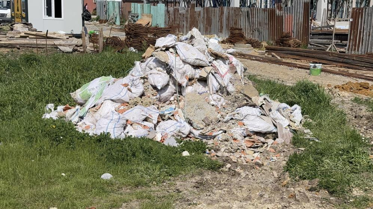 Arnavutköy'de kaçak moloz rezaleti! Çuvallarla getirip şantiyeye bıraktılar