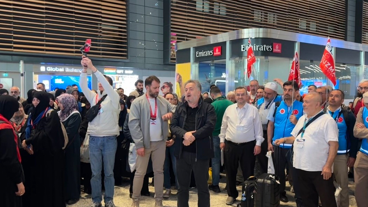 Kutsal topraklara yolculuk başladı: Hacı adayları İstanbul'da dualarla uğurlandı