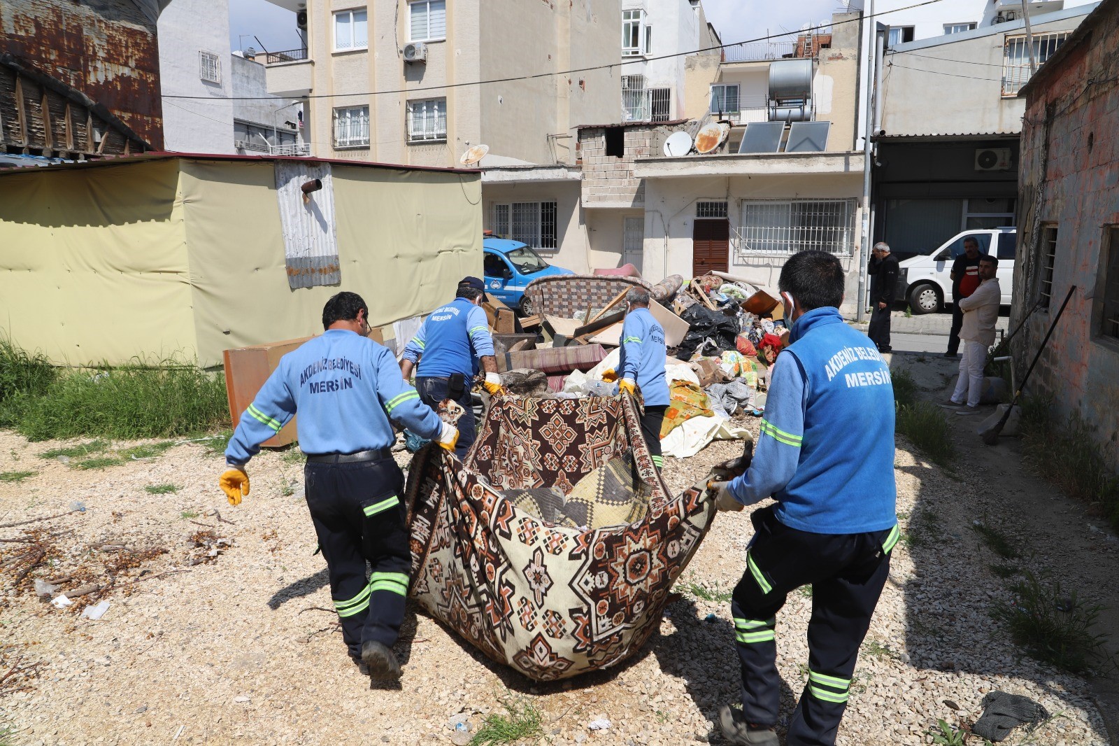 Mersin'de çöp ev vakası: Evden bir kamyon atık çıkarıldı