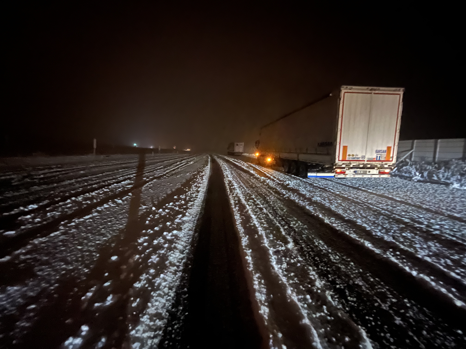 Nisanda kar sürprizi! Araçlar yolda kaldı