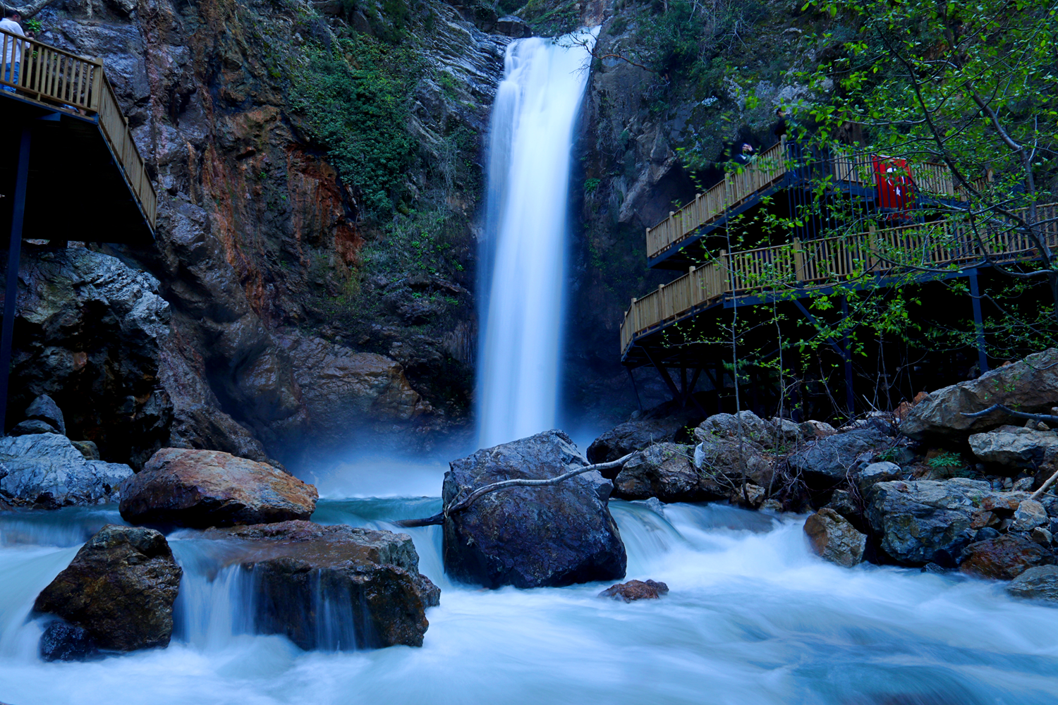 Yağışlar Karaçay Şelalesi'ne can suyu oldu