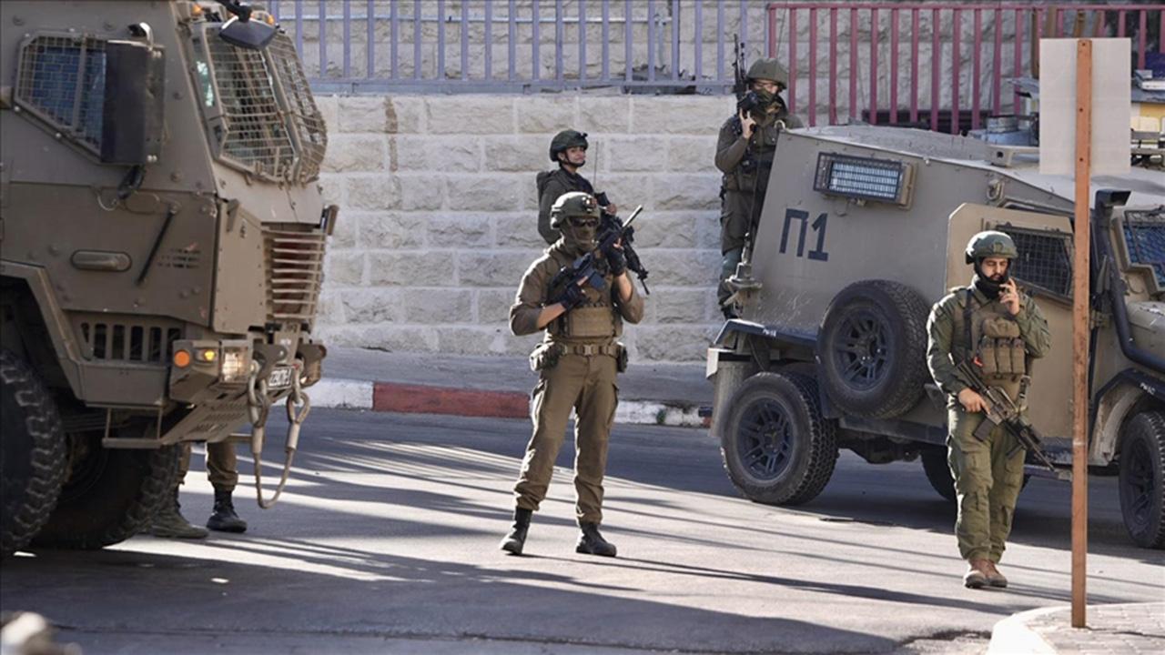 Batı Şeria'da baskın ve yıkım! İşgalci İsrail ordusu 2 Filistinliyi gözaltına aldı