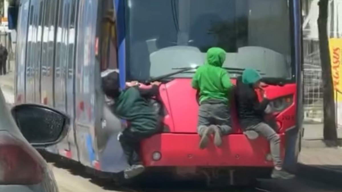 Çocuklar yürekleri ağıza getirdi! Tramvayın arkasına tutunarak seyahat ettiler