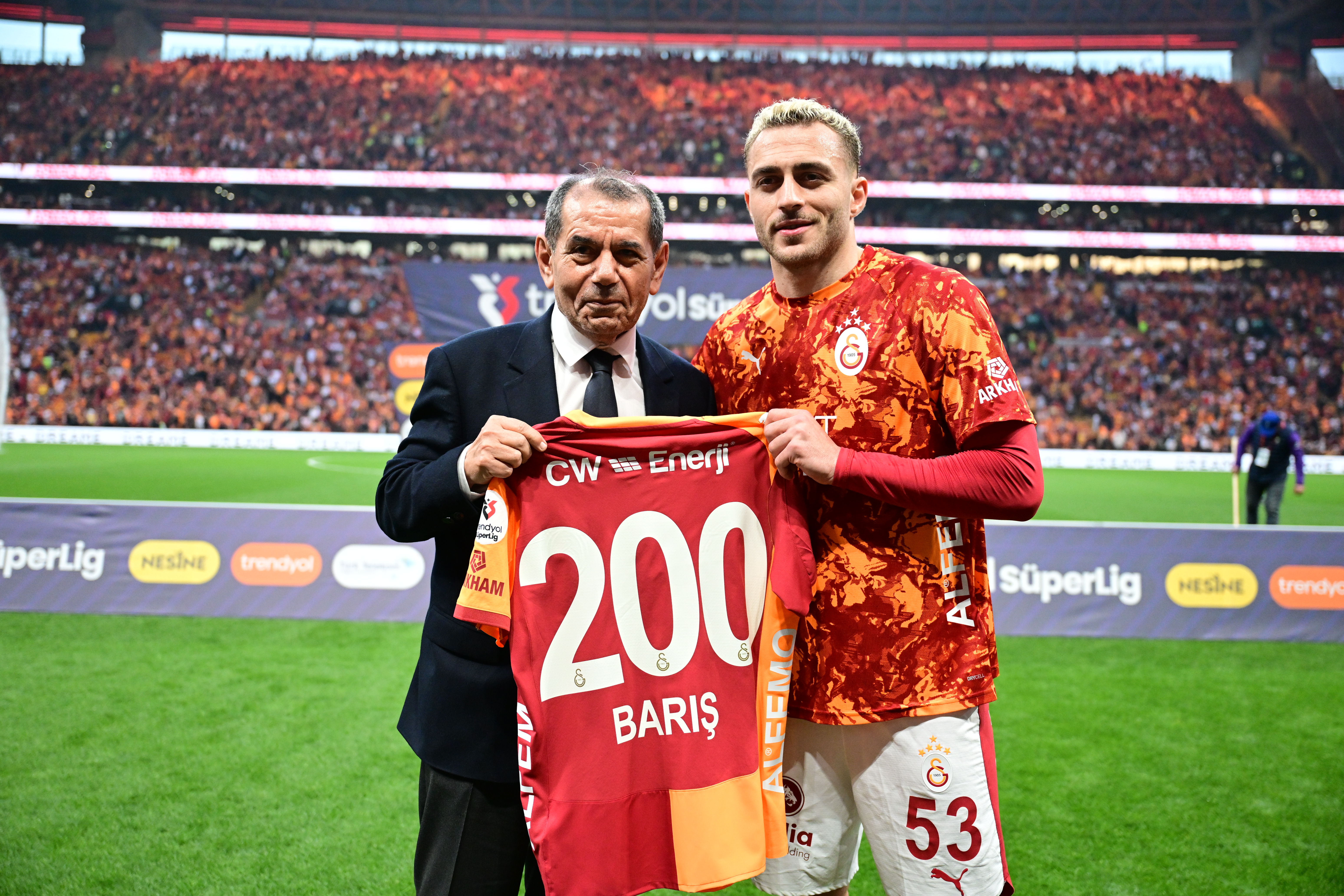 Galatasaray'da 2. kez 'dalya' diyen Barış Alper Yılmaz'a plaket!