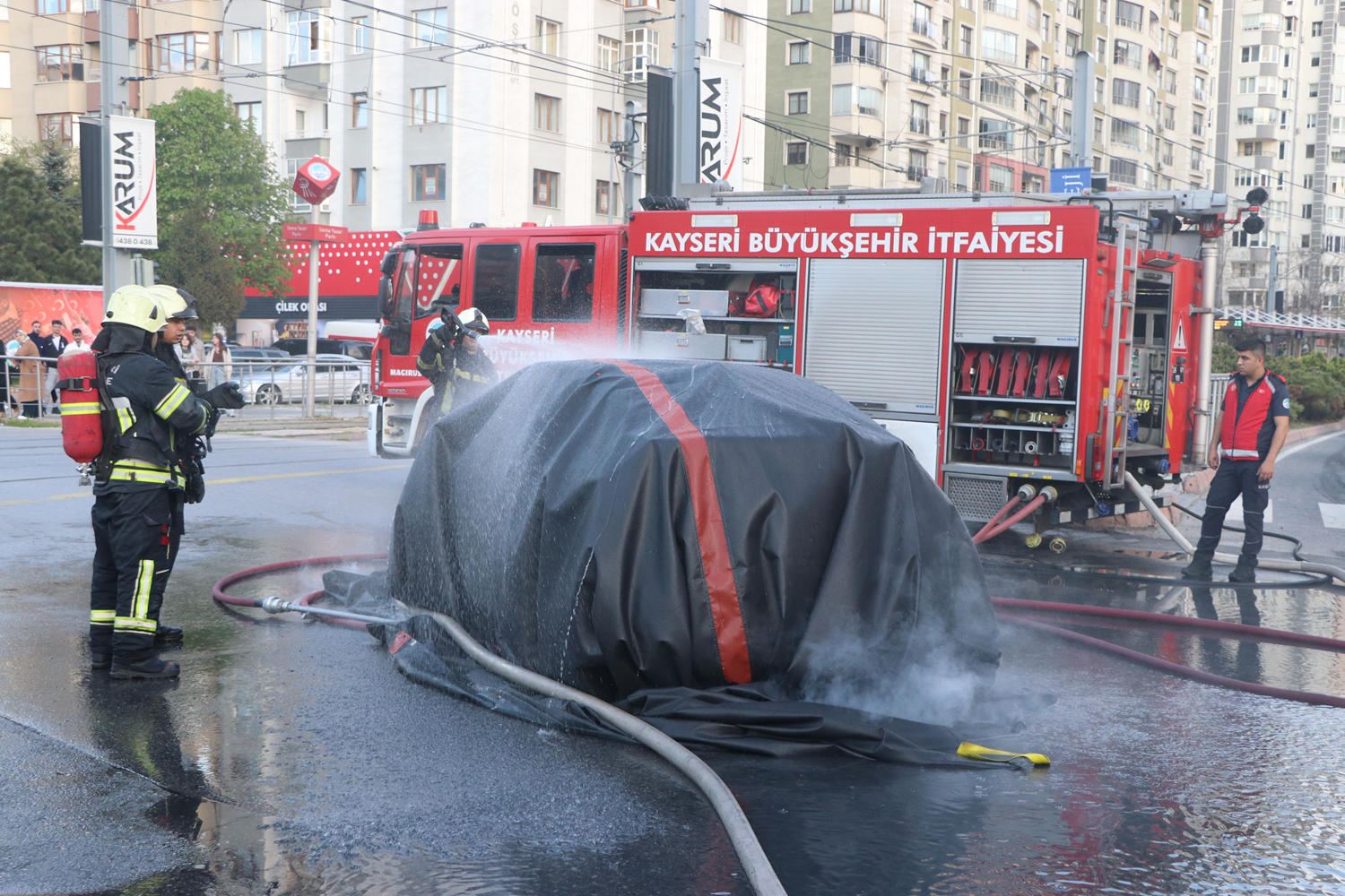 Kayseri'de elektrikli araç alevlere teslim oldu... İtfaiyeden battaniye müdahalesi