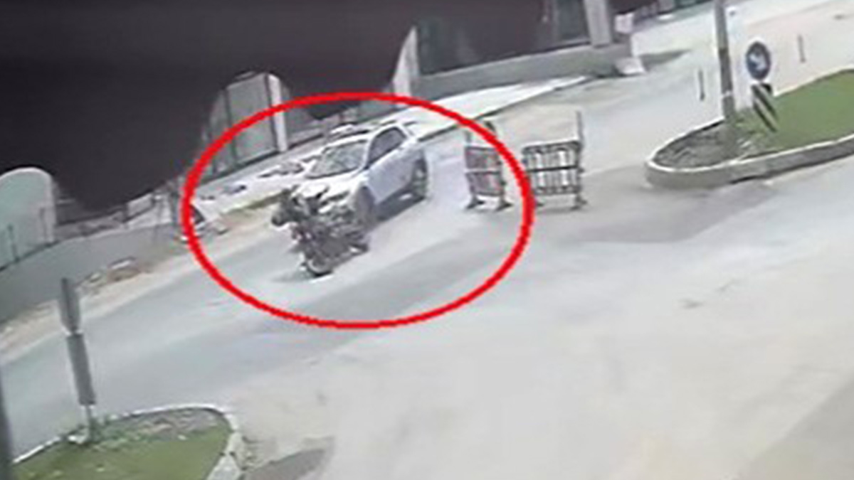 Korkunç kaza kamerada: Önce otomobile çarptı sonra minibüsün altında kaldı