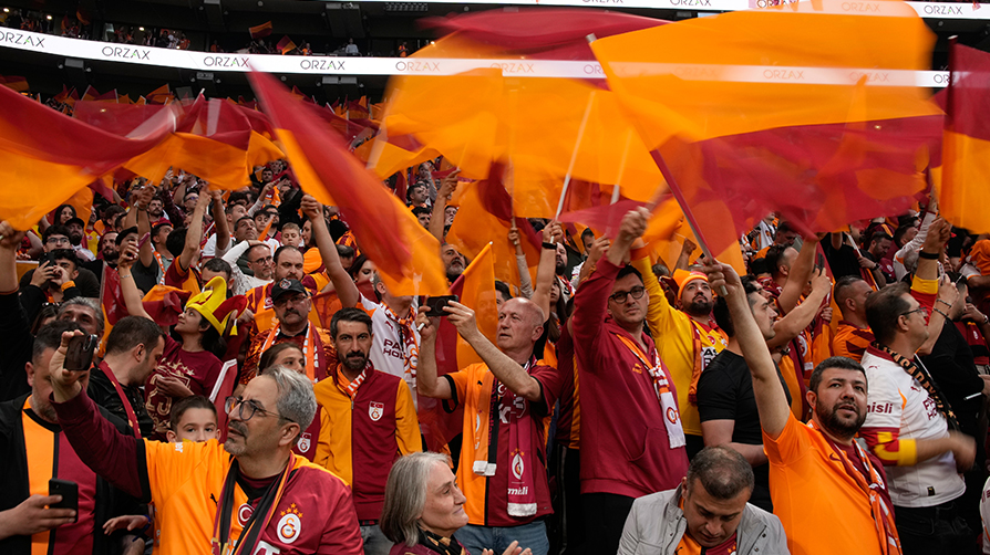 Tribünlerden bayrak şov! RAMS Park'ta görsel şölen