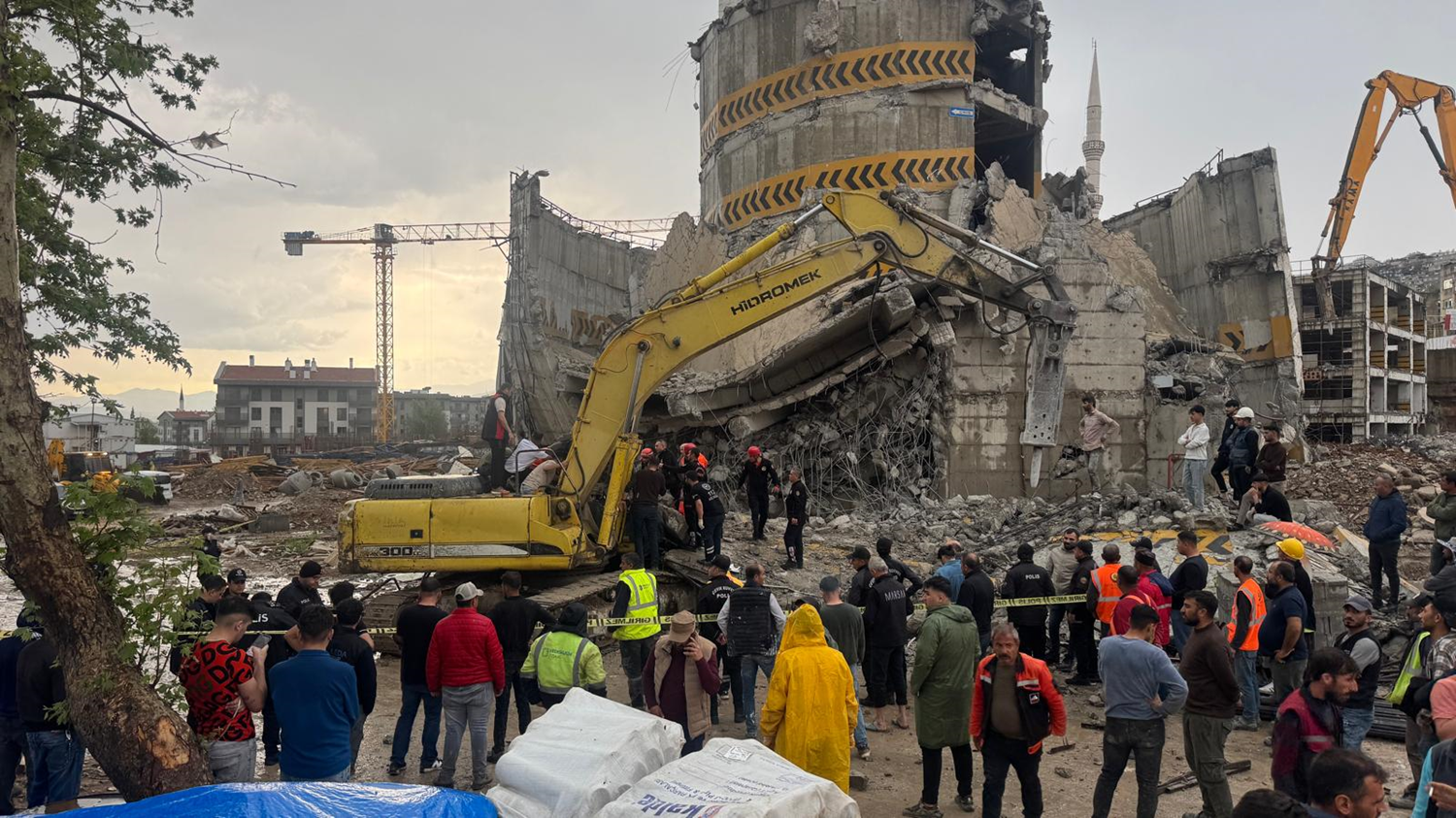 5 katlı otoparkın yıkımı sırasında çökme: Operatör yaralı olarak kurtarıldı