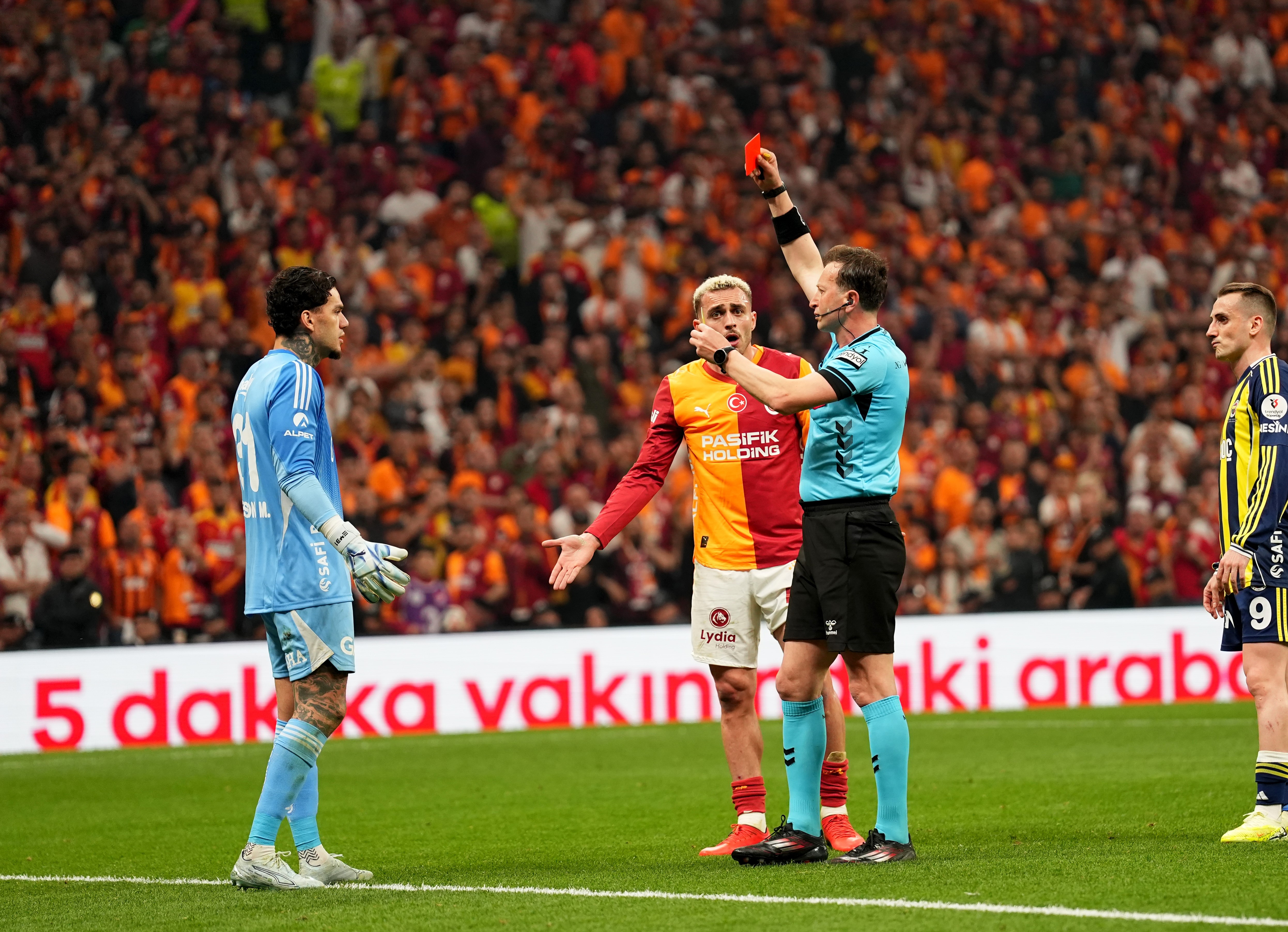 Derbi sonrası Fenerbahçe taraftarından Ederson'a tepki