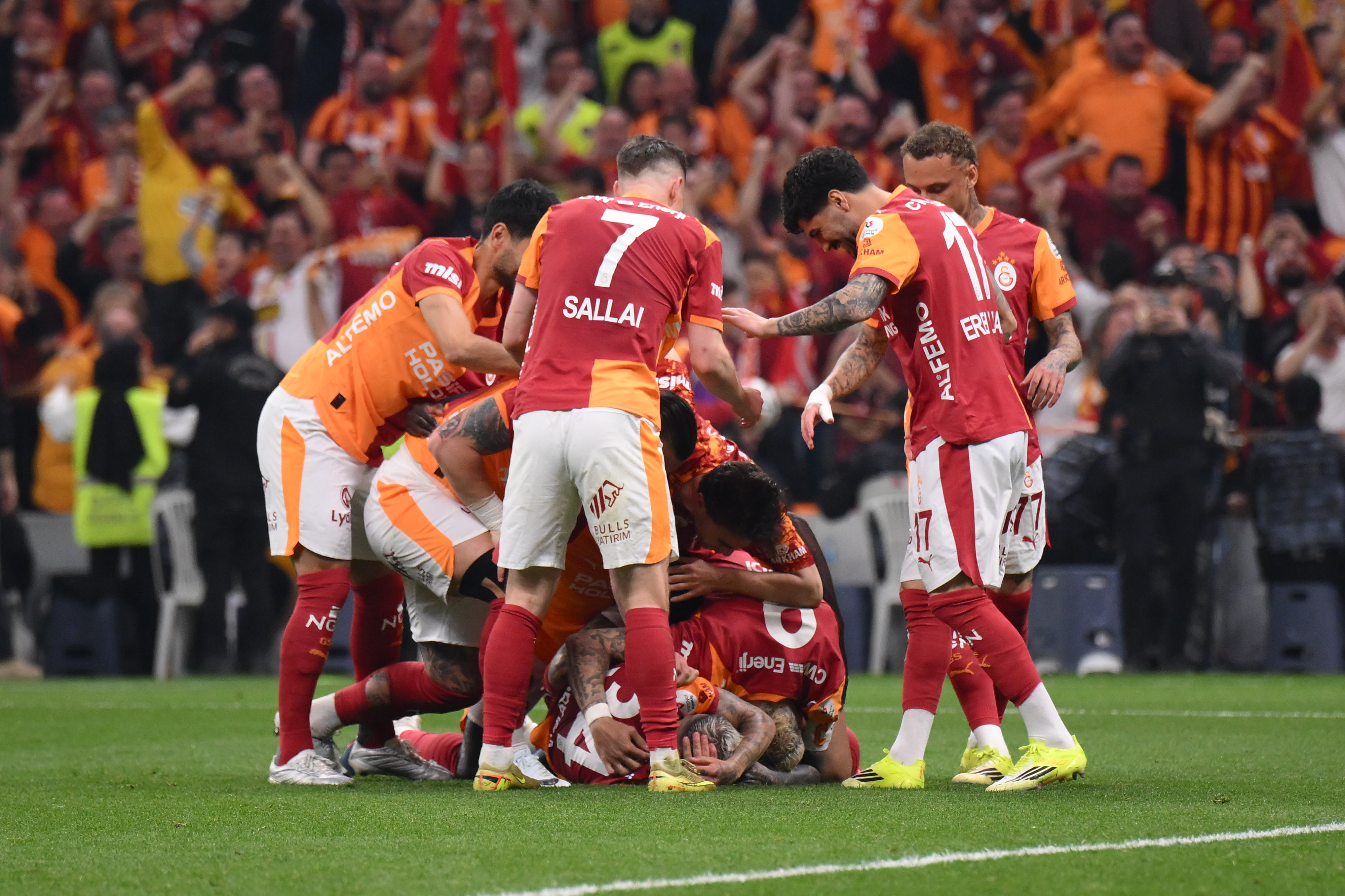 Kemerburgaz'da Galatasaray'a coşkulu karşılama