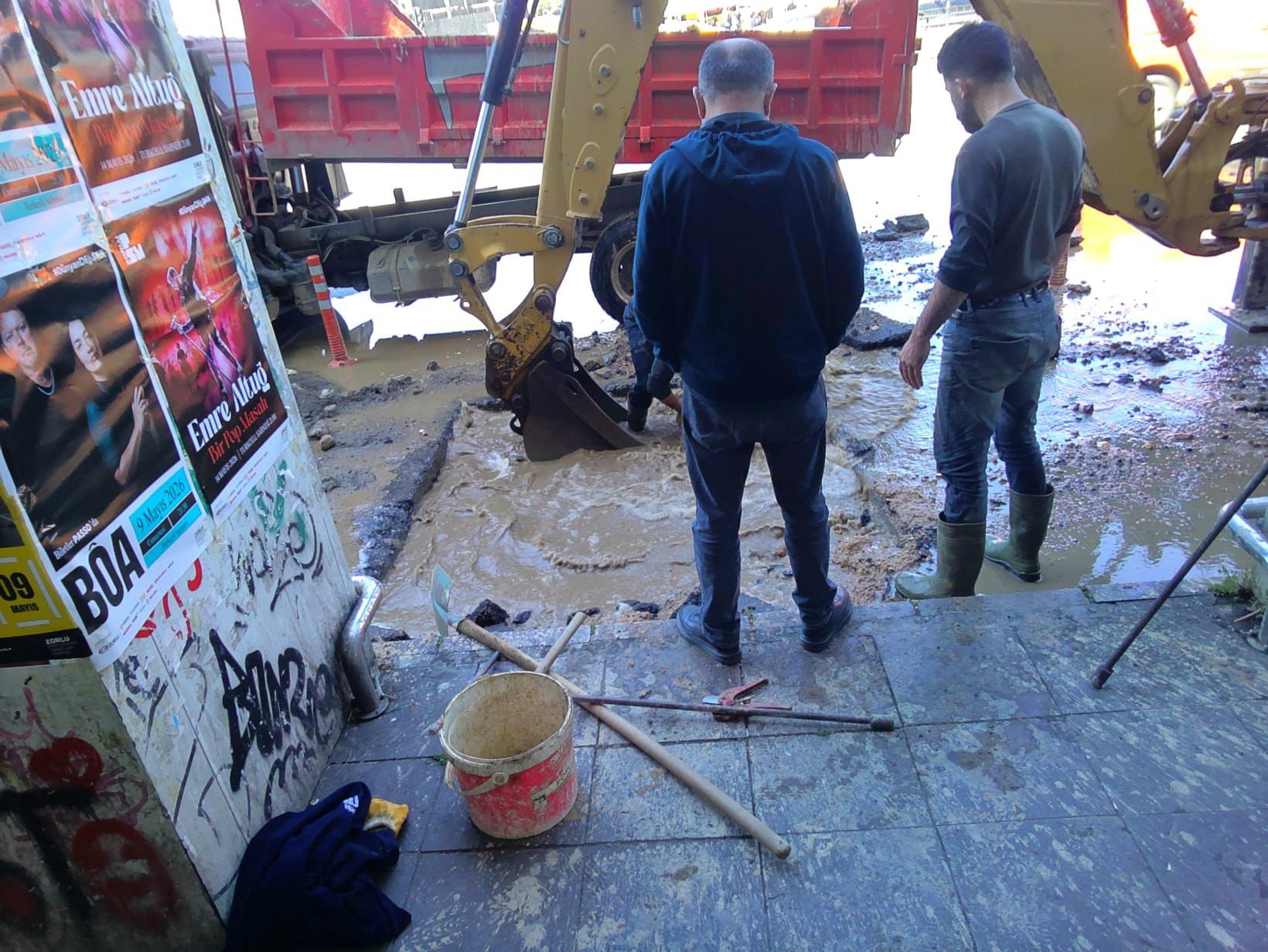 İstanbul'un göbeğince CHP'li belediyenin beceriksizliği: Yollar göle döndü, her yer çamur oldu