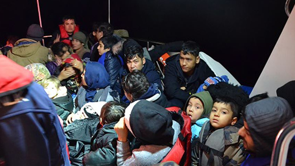 İzmir'de 2'si çocuk 24 göçmen yakalandı