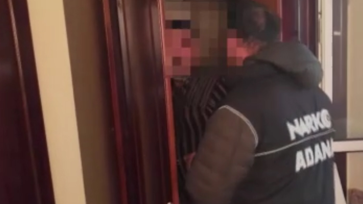 Adana'da uyuşturucu operasyonu! Dolaptan hükümlü torbacı çıktı