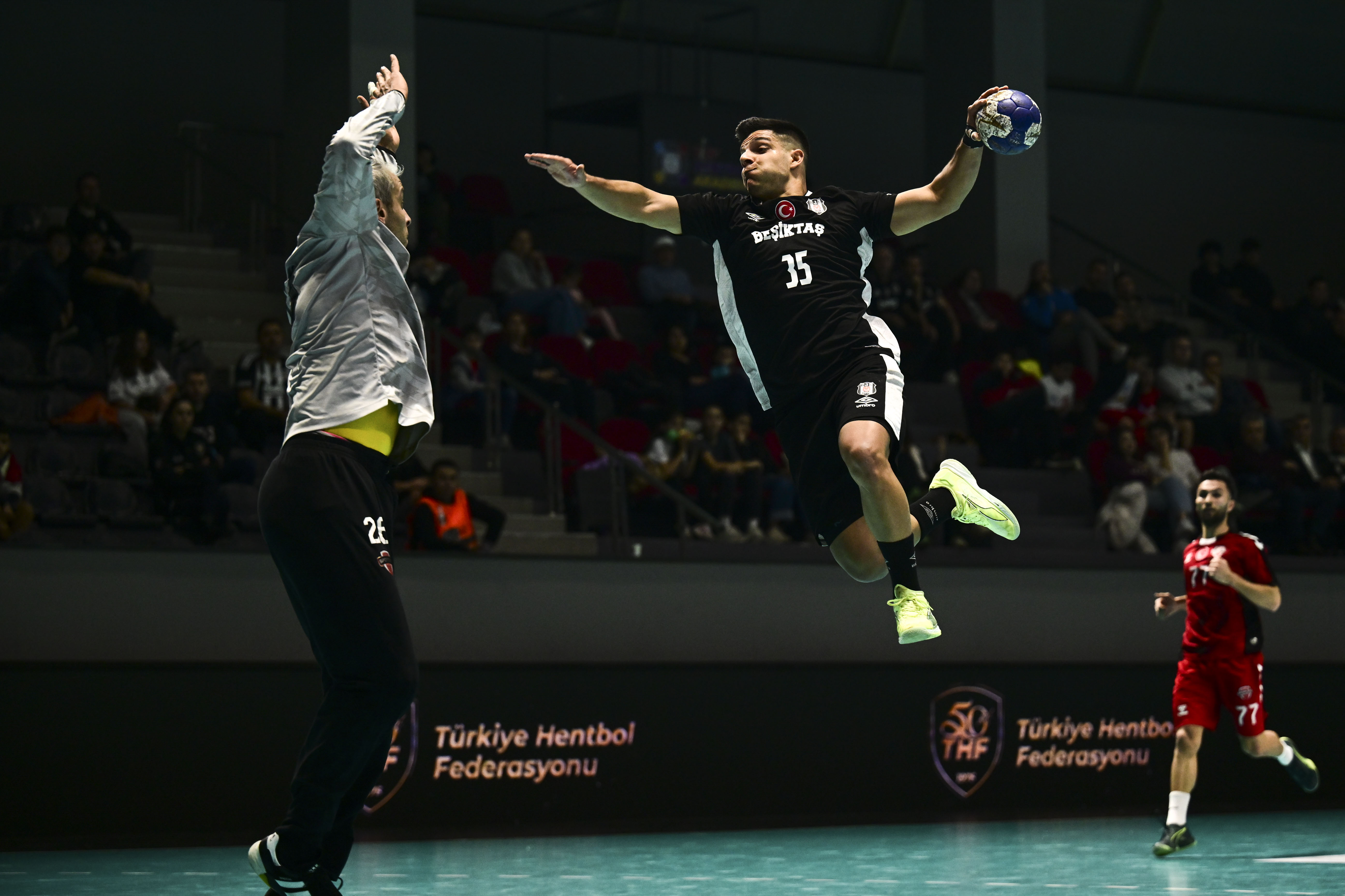 Beşiktaş hentbolda 19. şampiyonluk için sahaya çıkıyor: Play-off'ta kritik 8. hafta
