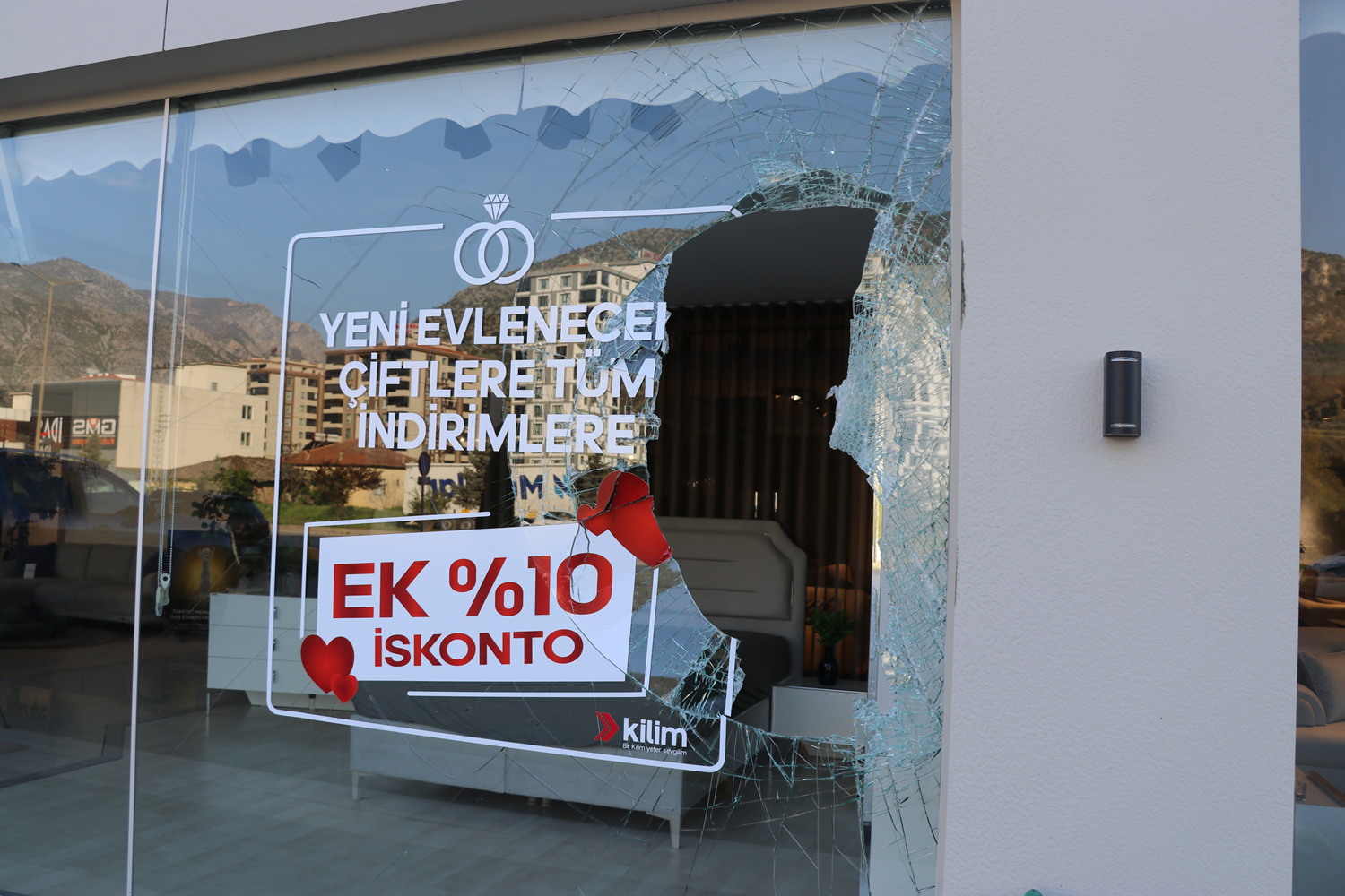 Kamyondan çıkan tekerlek mağazaya girdi! O anlar saniye saniye kaydedildi