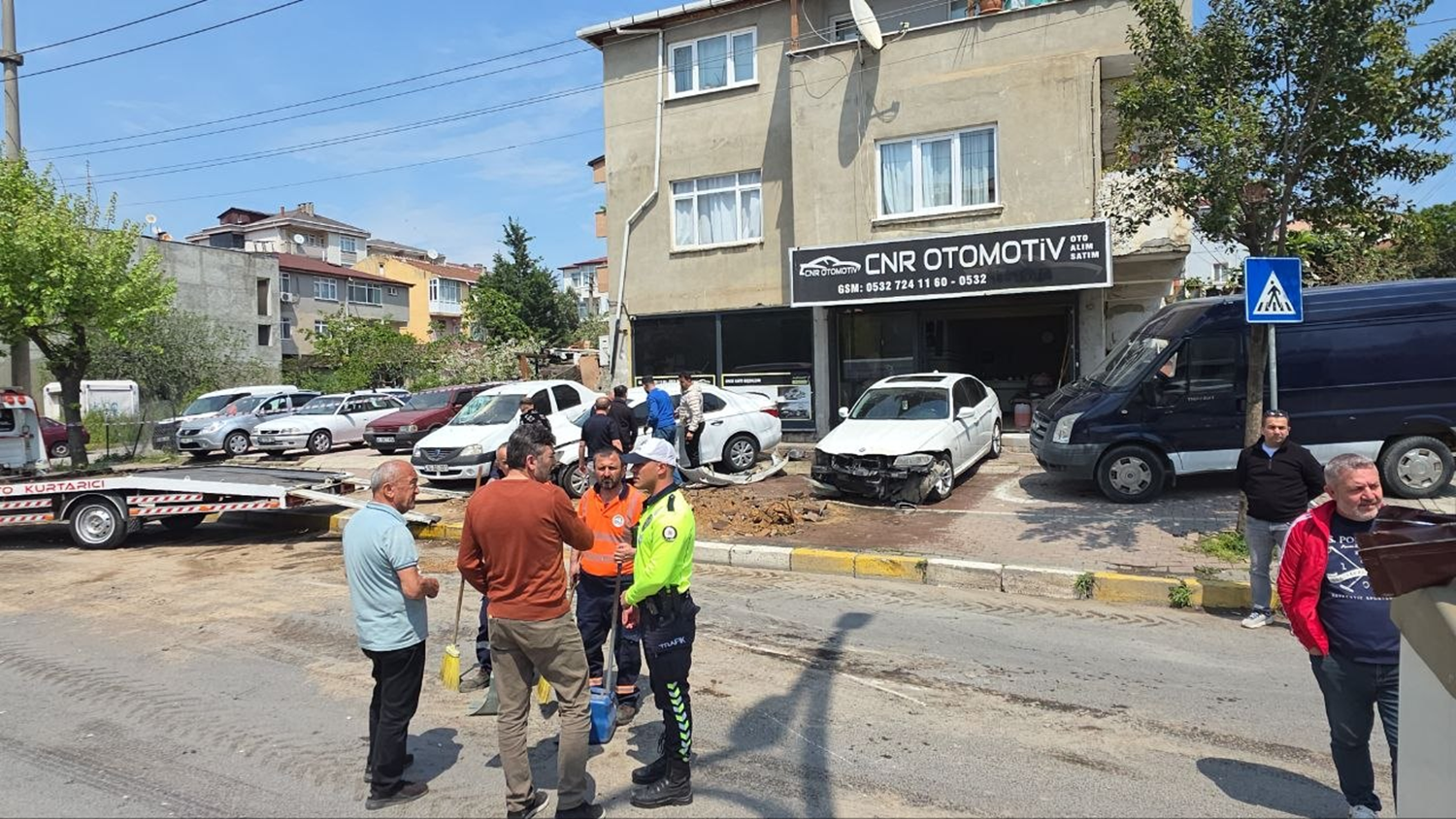 Kamyonet ile otomobil çaptı: Yaralılar var