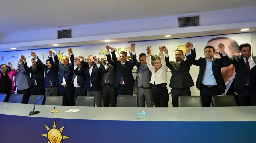 CHP'den istifalar sürüyor! Belediye başkanı ve meclis üyeleri AK Parti'ye katıldı