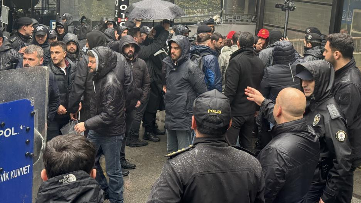 Polisin uyarılarına rağmen dağılmadılar: Taksim'e izinsiz yürümek isteyen gruba gözaltı