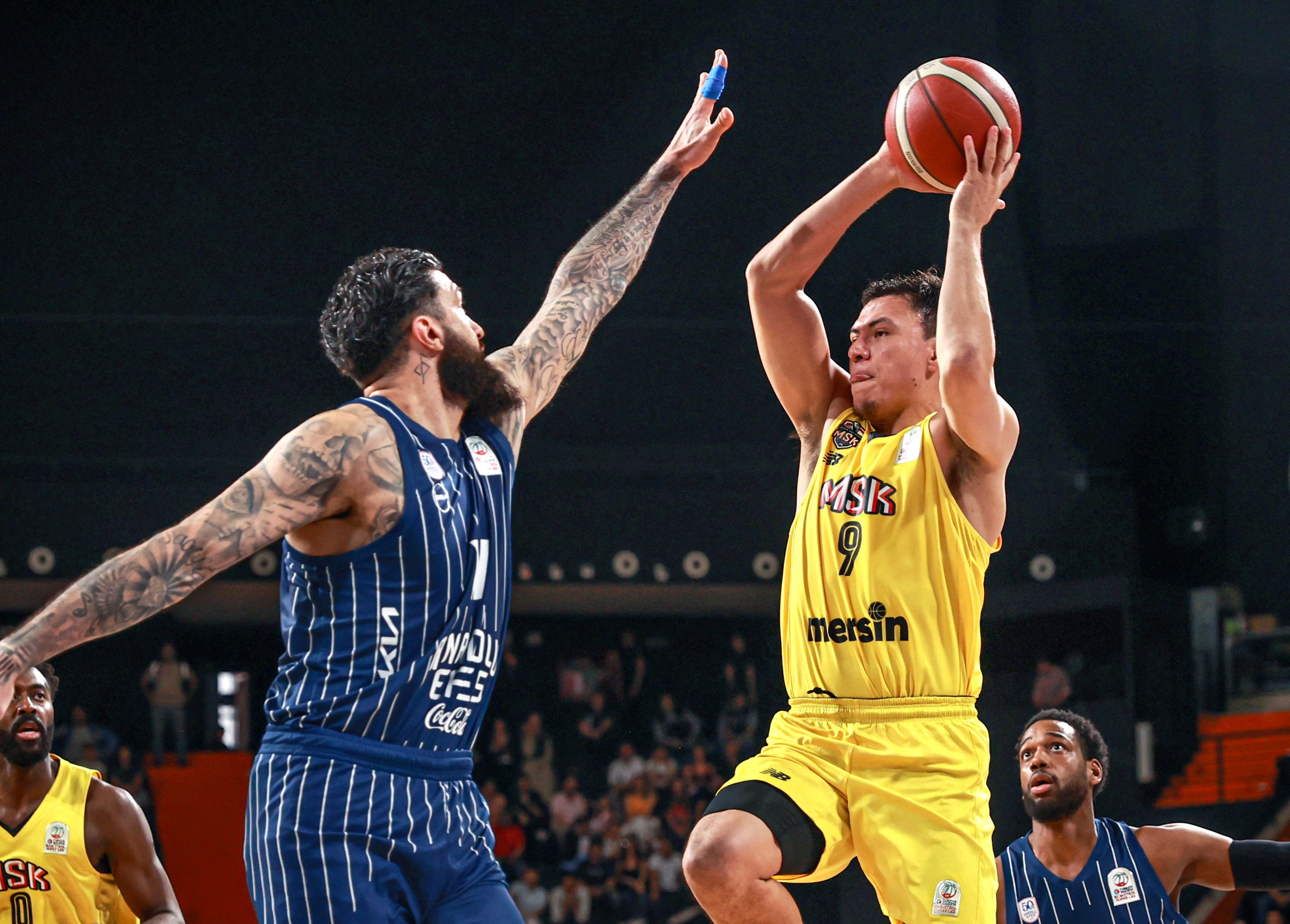 Anadolu Efes, Mersin deplasmanında galip geldi