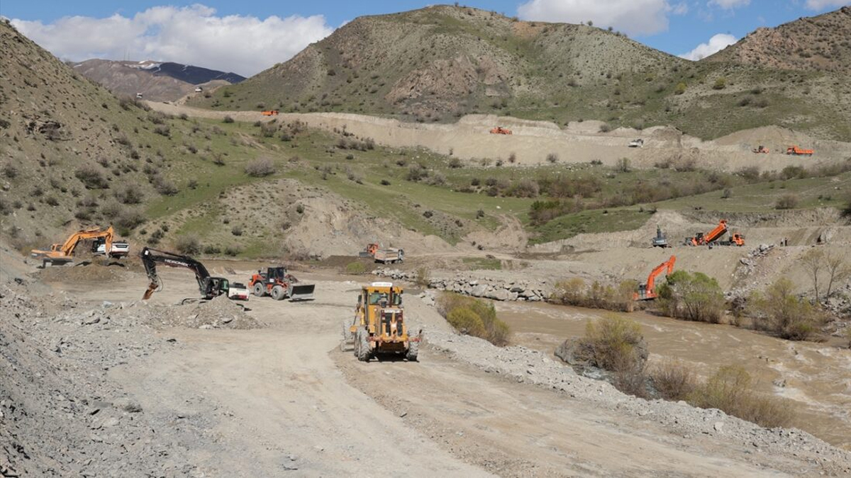 Bakanlık heyelan bölgesinde müjdeyi verdi: Yol çalışması son aşamada