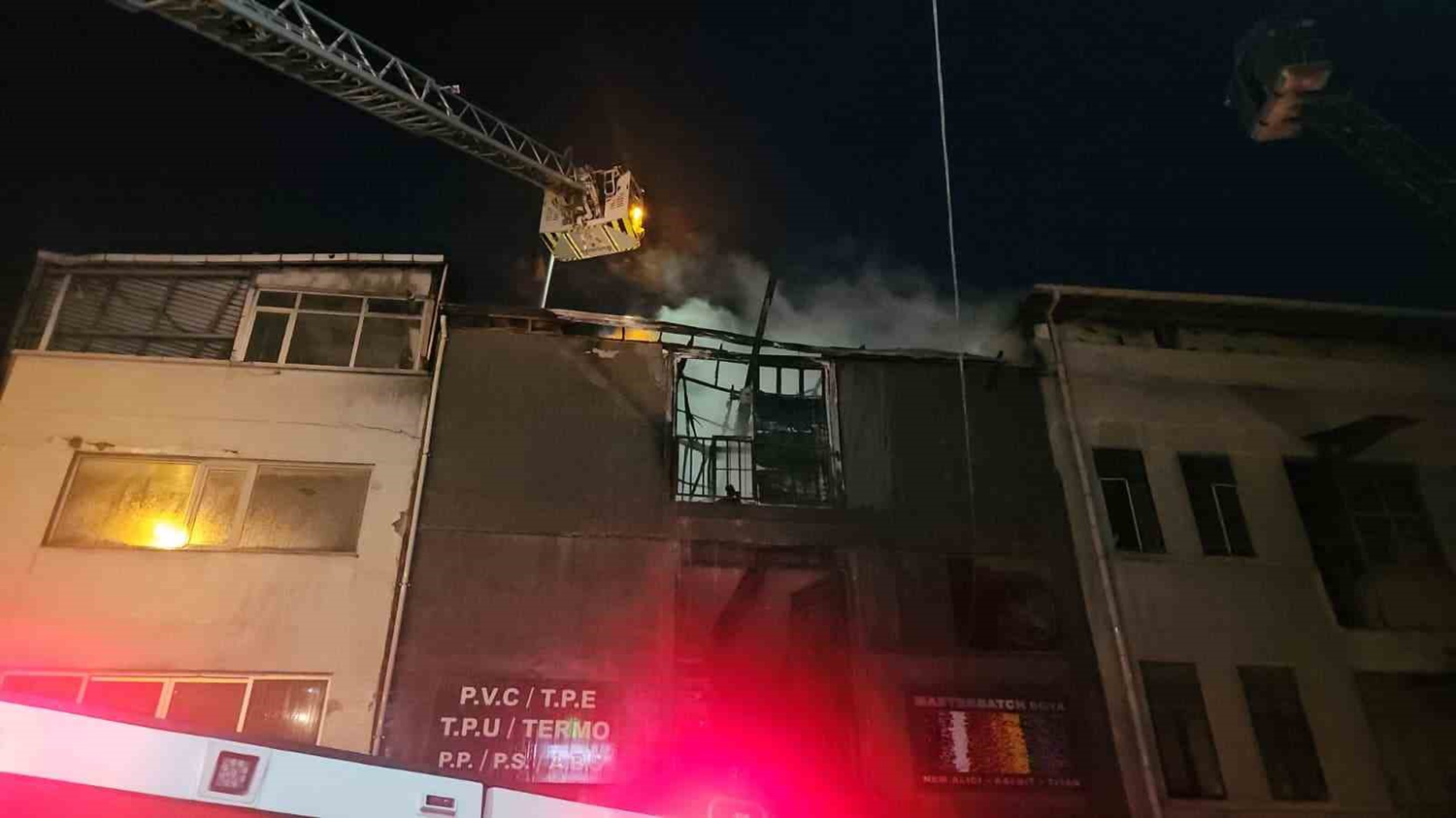 Bayrampaşa'da 5 katlı iş yeri yandı