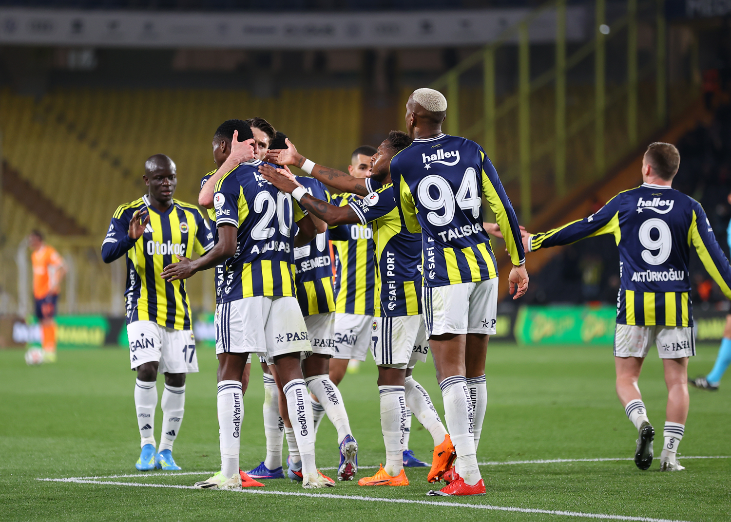 Fenerbahçe, Başakşehir'e karşı serisini sürdürdü