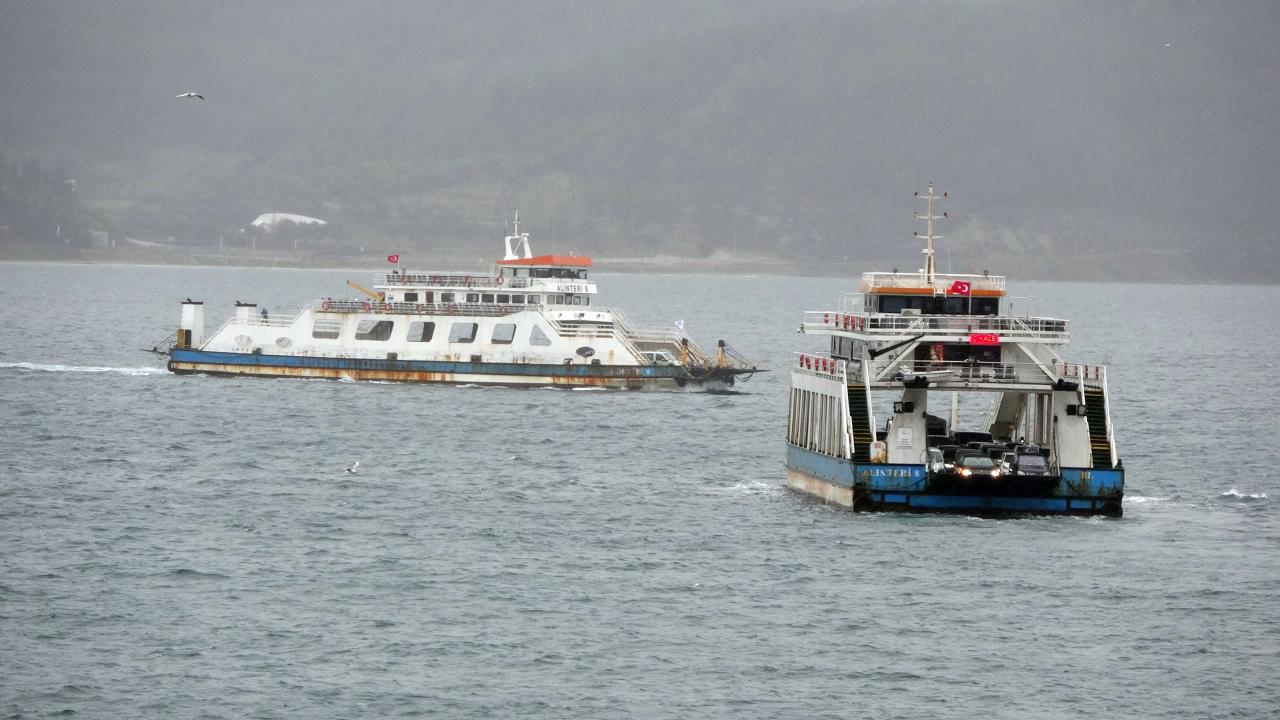 Feribot seferlerine fırtına engeli