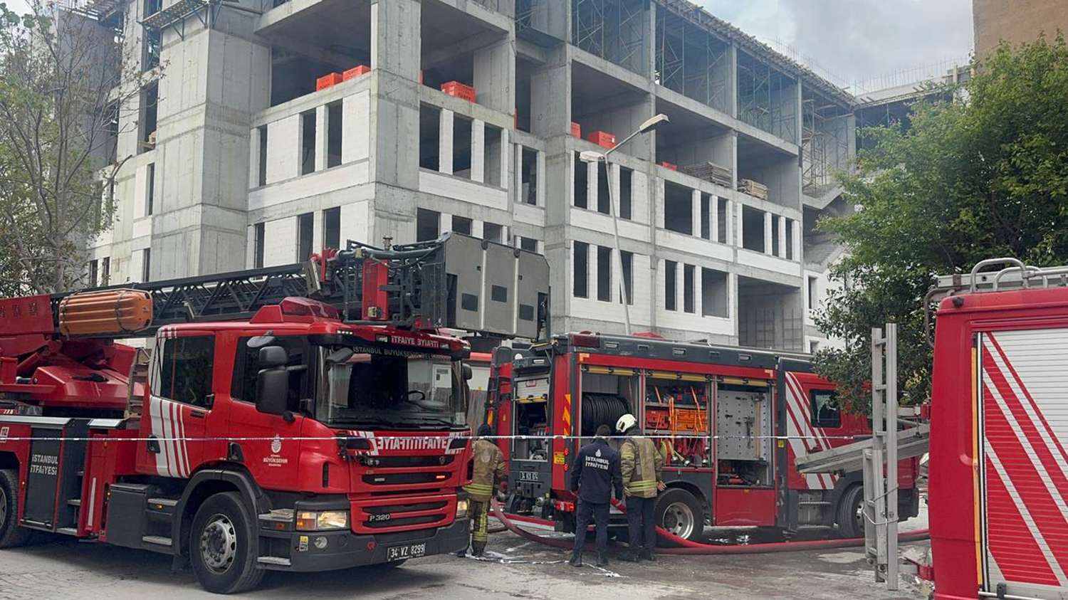 Güngören'de korkutan yangın: İşçi konteynerleri küle döndü
