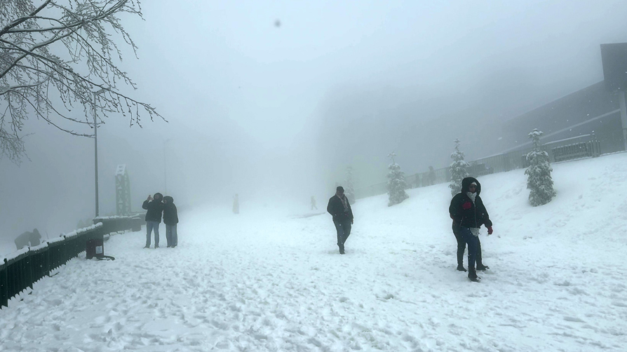İstanbul'un yanı başında sürpriz! Mayıs ayında 12 cm kar